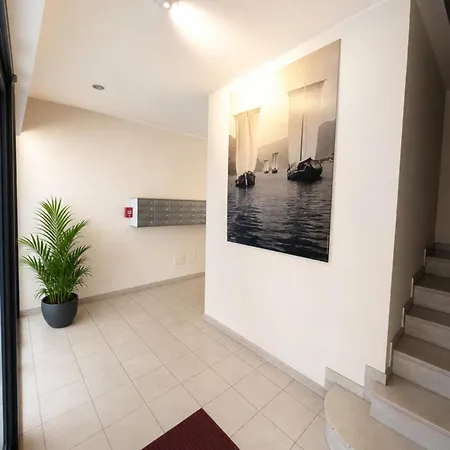 Bilocale Con Terrazzo E Box Auto Su Richiesta Διαμέρισμα Όπως